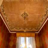 Lo studio invece presenta sul soffitto un particolare dipinto che raffigura motivi floreali